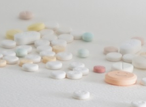 Which medical conditions and medications are contraindicated for acetaminophen?